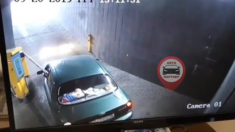 Vetura i kthehet prapa dhe nga dritarja i hyn laura e parkingut, shoferi mund ta pësonte edhe më keq