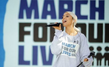 Këndoi aq bukur sa nuk e besuan që ishte 'live', Ariana Grande vendos t'i kundërpërgjigjet fanses që e akuzoi se po këndon 'playback'
