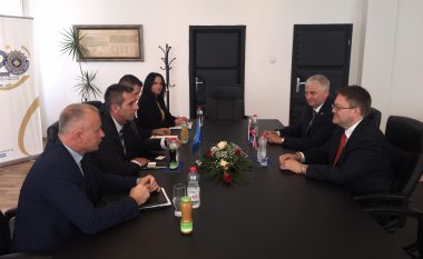 Ambasadori i Mbretërisë së Bashkuar viziton Doganën e Kosovës