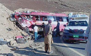 Gjashtë fëmijë në mesin e 25 të vdekurve ndërsa autobusi përplaset për një mal në Pakistan