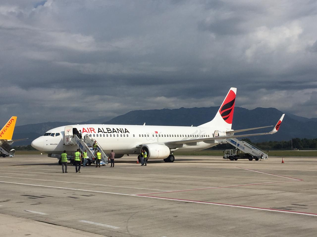 Air Albania me aeroplanin “Migjeni” nis fluturimet drejt Italisë