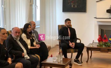 Tolgahan Sayisman dhe Almeda Abazi mirëpriten në Prishtinë, aktori turk shpallet ambasador i Ministrisë së Kulturës