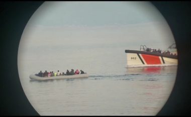 Ishin nisur drejt Greqisë me gomone, anija shqiptare ndalon 111 emigrantë