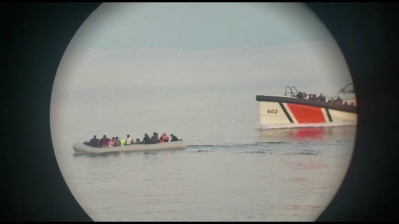 Ishin nisur drejt Greqisë me gomone, anija shqiptare ndalon 111 emigrantë