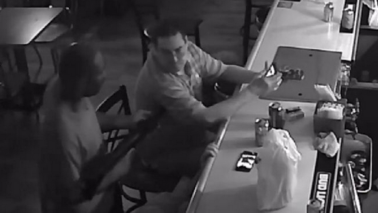 Hajni i armatosur futet në bar, fillon kërcënimet dhe vjedhjen – por një burrë as që lëvizë vendin, vazhdon të pijë cigare, i qetë