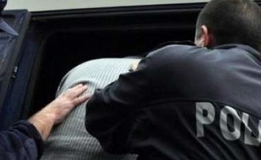 I kërkuan ryshfet një femre, arrestohen dy zyrtarë në Prishtinë