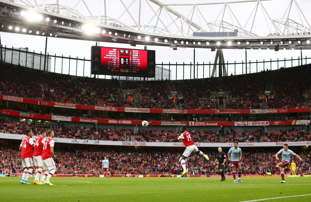 Pesë gola të shënuar, një karton i kuq – Arsenali e fiton ndeshjen dramatike ndaj Aston Villës