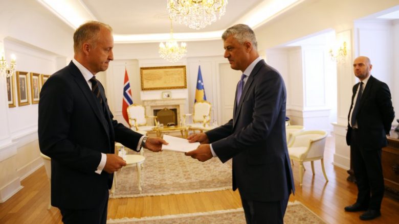 Thaçi pranon kredencialet nga ambasadori i ri i Norvegjisë në Kosovë