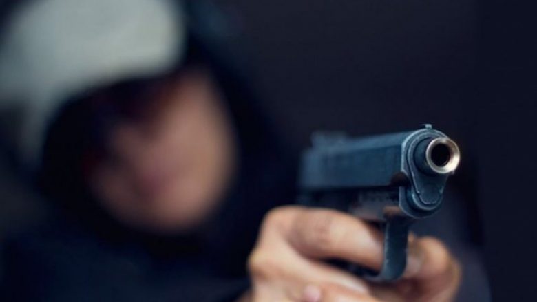 Grabitje e armatosur në Shtime, grabitësit gjuajnë me armë policinë