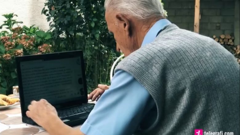 Ragip Rusta, 93 vjeçari që përdorë kompjuterin, ka llogarinë e tij në Facebook dhe hulumton nëpër internet