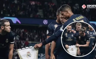 Bale refuzoi të mbajë stemën e Real Madridit gjatë fotos së ekipit para sfidës ndaj PSG-së