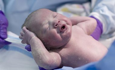Duket që ekziston dallimi midis bebeve të lindura në mënyrë natyrale dhe atyre me prerje cezariane