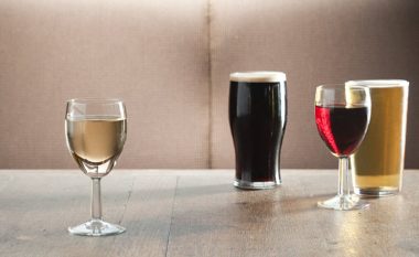 Cila është më e shëndetshme: Vera apo birra?