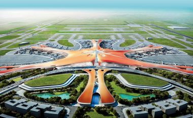 U investuan 11 miliardë dollarë dhe ka një sipërfaqe sa 98 fusha futbolli – aeroporti si yll deti në Kinë hap dyert e tij