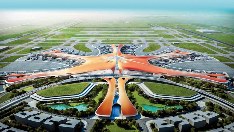 U investuan 11 miliardë dollarë dhe ka një sipërfaqe sa 98 fusha futbolli – aeroporti si yll deti në Kinë hap dyert e tij