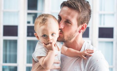 Edhe meshkujt janë në shënjestër: Më shumë se gjysma e baballarëve theksojnë që kanë pasur kritika dhe presion për shkak të prindërimit