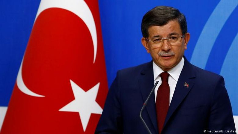 AKP-ja do të përjashtojë ish-kryeministrin Davutoglu