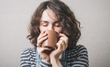 Nëse e pini kafen me hurba, ndërpriteni menjëherë: Kështu pihet pija juaj e parapëlqyer