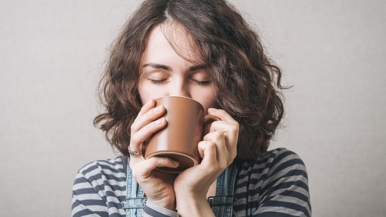 Nëse e pini kafen me hurba, ndërpriteni menjëherë: Kështu pihet pija juaj e parapëlqyer