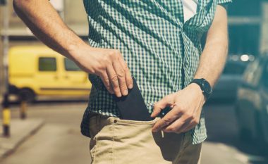 Përse meshkujt nuk duhet ta mbajnë telefonin në xhepin e pantallonave