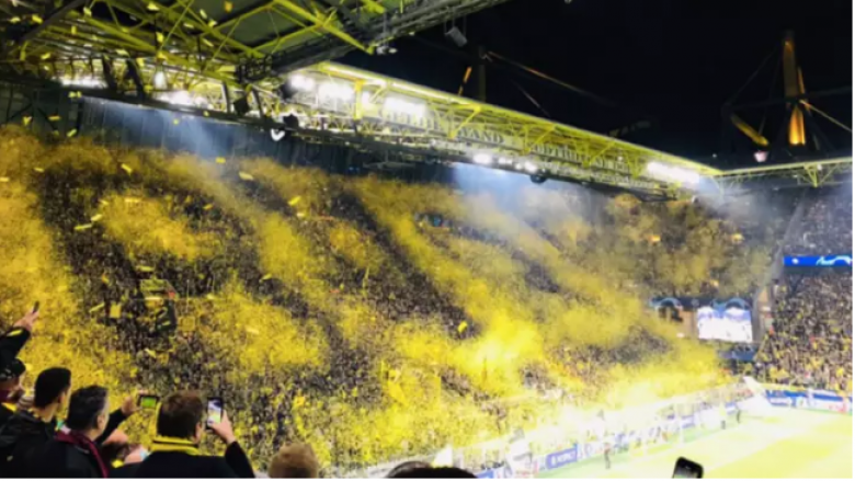 Koreografia brilante e tifozëve të Dortmundit në ndeshjen ndaj Barcelonës