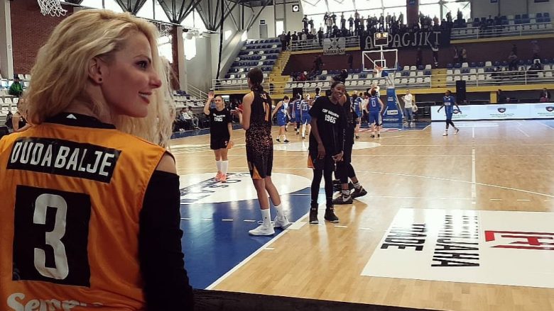 Duda Balje, tifozja atraktive e basketbollit që tërhoqi vëmendjen nga tribunat e Superkupës për femra