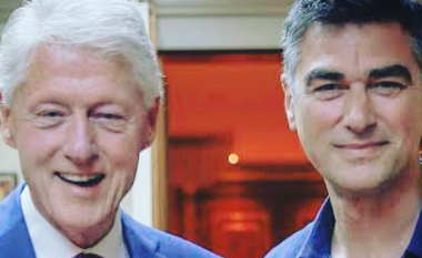 Dukagjin Lipa takohet me Bill Clinton: Faleminderit për këshillat e juaja rreth “Sunny Hill”