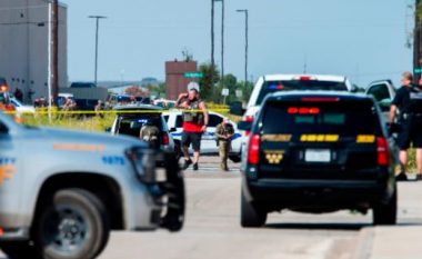 Momenti kur policia qëllon dhe vret sulmuesin në Teksas – pasi ai vrau 5 dhe plagosi 21 të tjerë