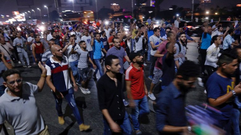 Qindra protestues në Egjipt kërkojnë dorëheqjen e qeverisë