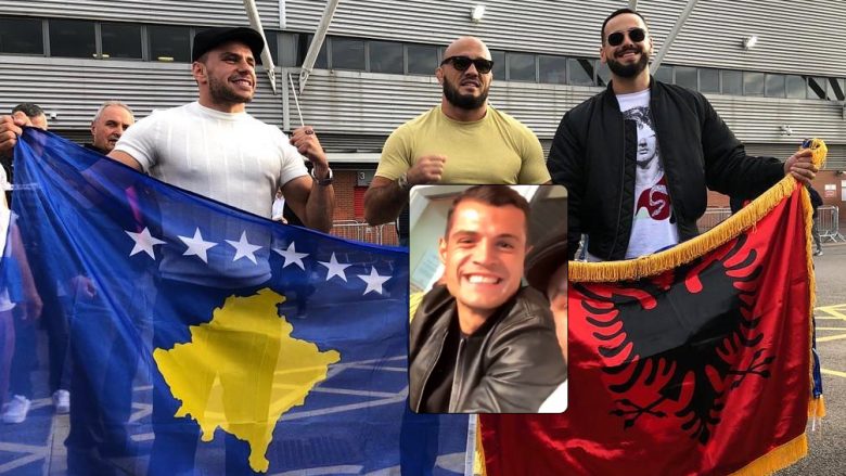 Florian Marku, Ilir Latifi dhe Capital T pozojnë në Southampton me flamurin e Kosovës dhe atë kombëtar – atje takojnë edhe Xhakën