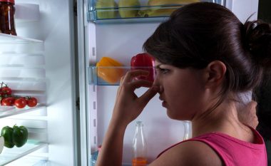Aromat e pakëndshme nga frigoriferi mund të eliminohen nga ndihmën e këtyre trukeve të thjeshta