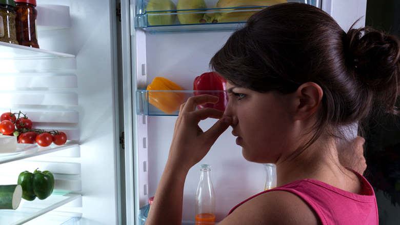 Aromat e pakëndshme nga frigoriferi mund të eliminohen nga ndihmën e këtyre trukeve të thjeshta