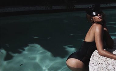 Halle Berry shfaqet joshëse me fustan në formë rrjete pranë pishinës