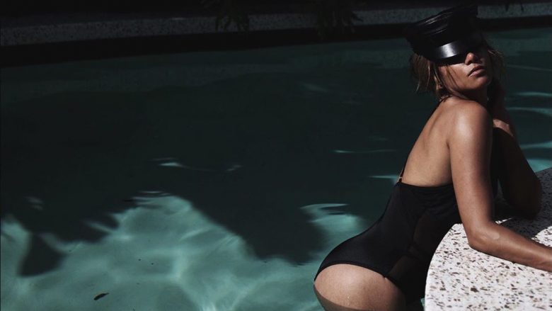 Halle Berry shfaqet joshëse me fustan në formë rrjete pranë pishinës
