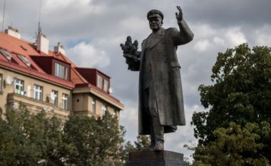 Statuja e marshallit sovjetik shkakton përplasje diplomatike midis Rusisë e Çekisë