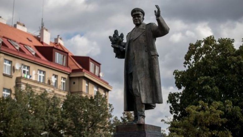 Statuja e marshallit sovjetik shkakton përplasje diplomatike midis Rusisë e Çekisë