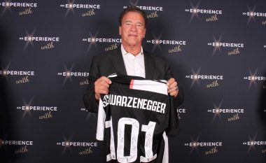 Arnold Schwarzeneggerit i dhurohet fanellë nga Juventusi me nënshkrimet e të gjithë lojtarëve