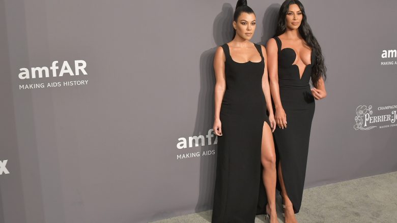 Kim Kardashian akuzon motrën e saj, Kourtney për vjedhje të stilit të saj