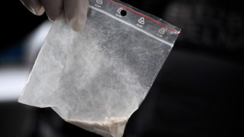 Arrestohet një i dyshuar për trafikim me lëndë narkotike, i gjenden dy qese të vogla me kokainë