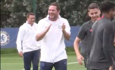 Lampardit nuk i ndalet e qeshura në momentin kur dy lojtarëve të Chelseat u futet topi mes këmbëve