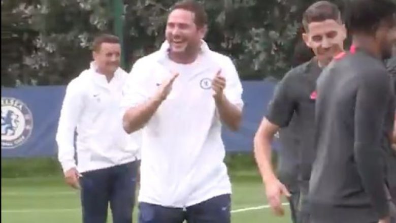 Lampardit nuk i ndalet e qeshura në momentin kur dy lojtarëve të Chelseat u futet topi mes këmbëve