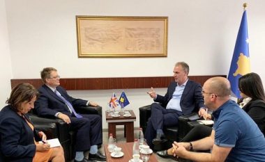 Limaj takon ambasadorin e ri britanik në Kosovë