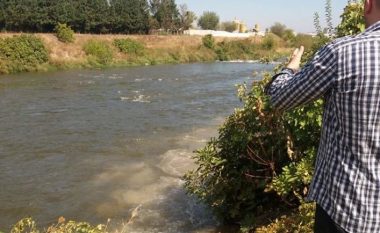Kërkohet një person që është hedhur në ujrat e lumit Vardar gjatë mëngjesit të sotëm