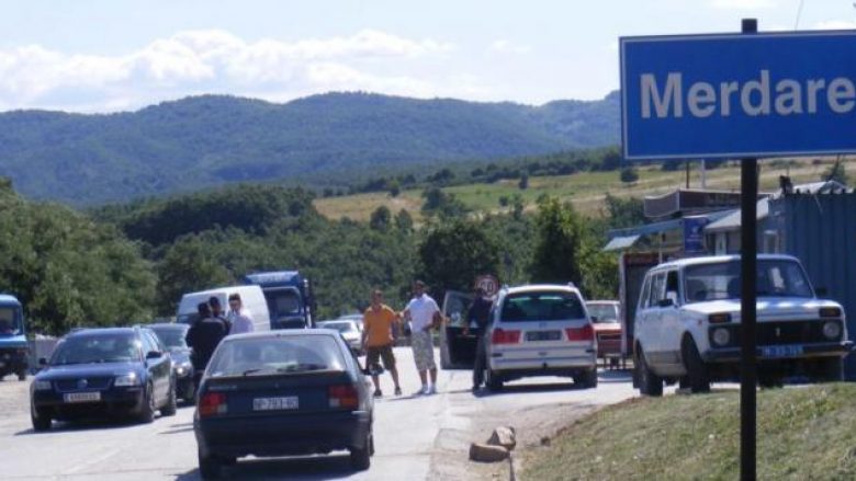 Vazhdojnë kolonat në Merdare, deri në dy orë pritje për të dalë nga Kosova