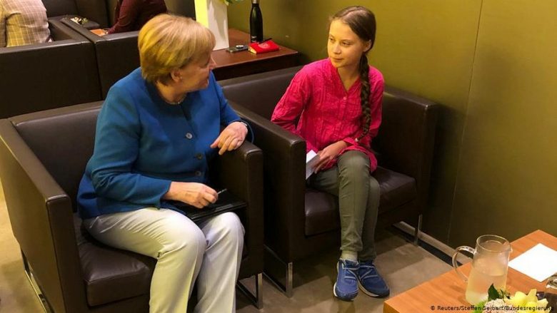 Merkel thotë se e ka dëgjuar “alarmin e zgjimit nga të rinjtë” – publikon fotografi me aktivisten suedeze