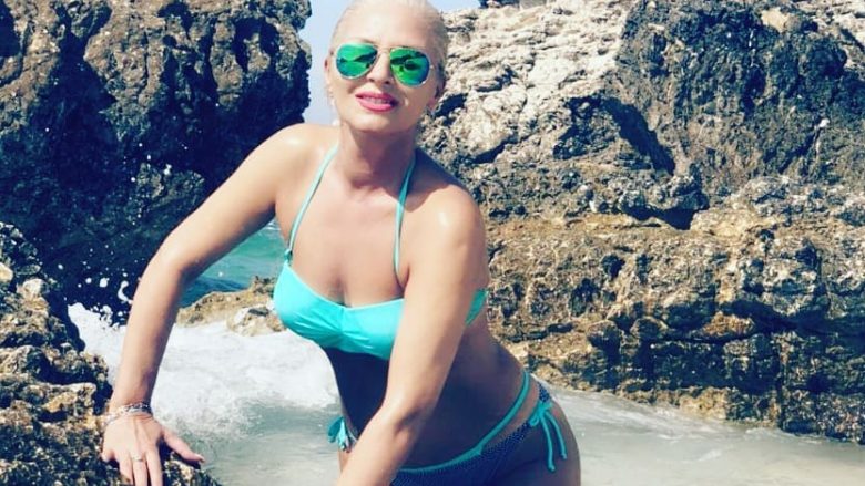 Mihrije Braha përkundër viteve, sjell poza atraktive në bikini nga plazhi