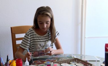 Nxënësja nga Prishtina shet pikturat për të blerë ilaçe për vete