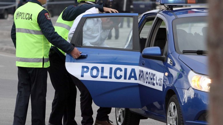 Shqipëri, policia shkatërron katër grupe kriminale, arreston 57 persona