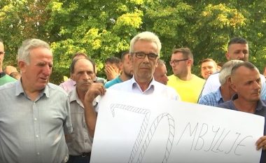 Protestohet kundër reformës arsimore në Kamenicë, kërkohet shkarkimi i kryetarit Kastrati