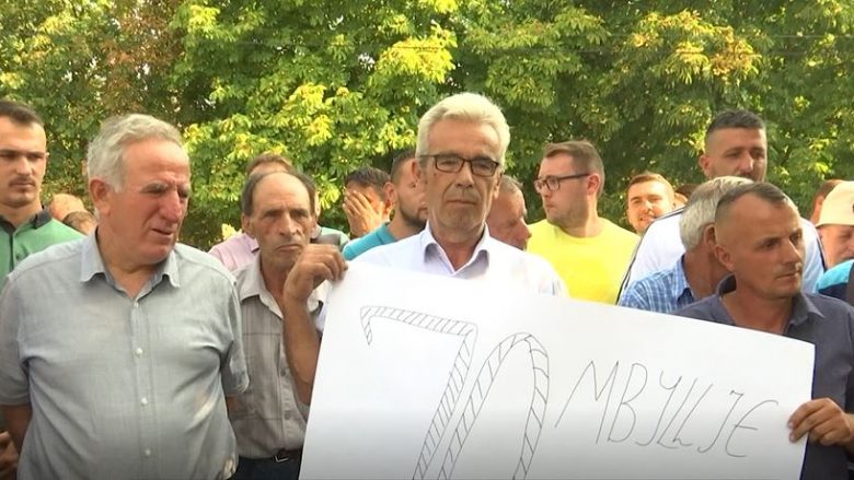 Protestohet kundër reformës arsimore në Kamenicë, kërkohet shkarkimi i kryetarit Kastrati